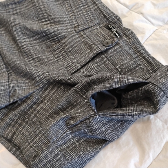 Streetwear Society | Gray Plaid Y2K High Waist Dress Shorts  | Size 9 - Picture 4 of 11